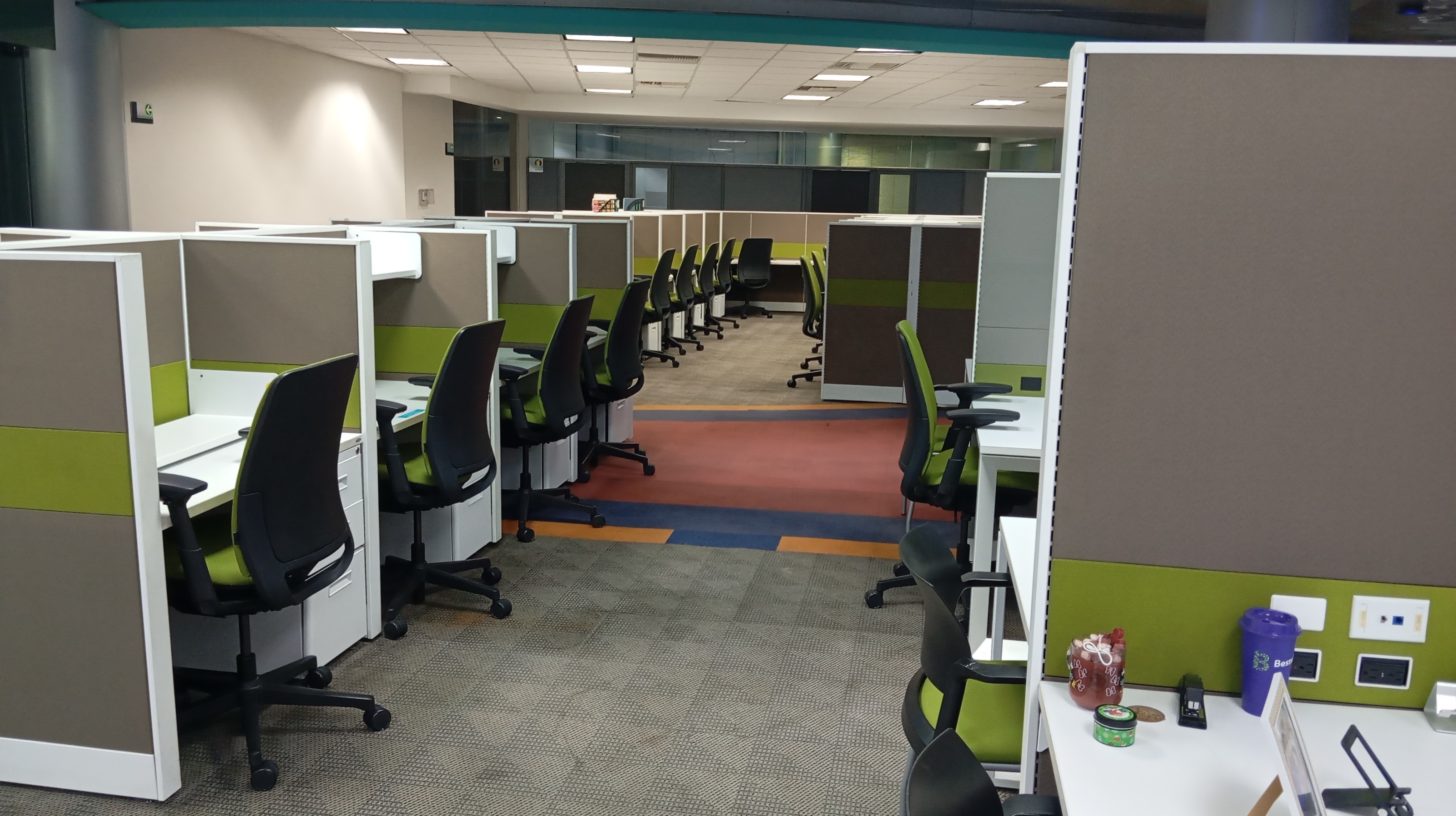 Oficina corporativa limpia tras servicio de MAP Service