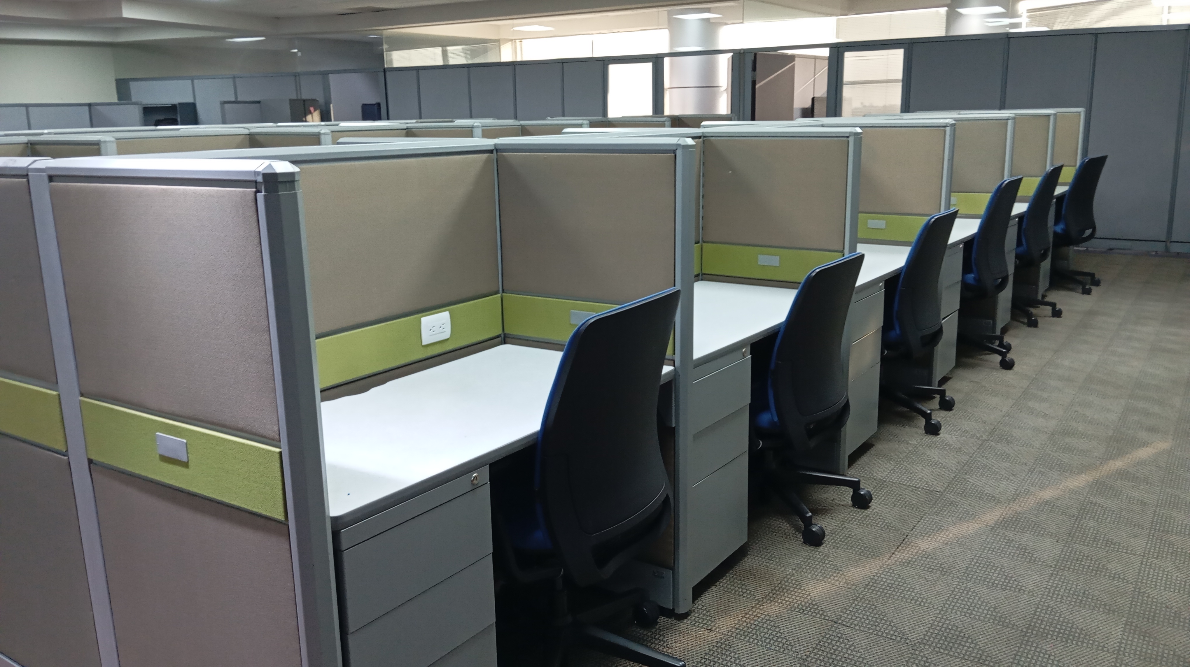 Recepción corporativa limpia y ordenada