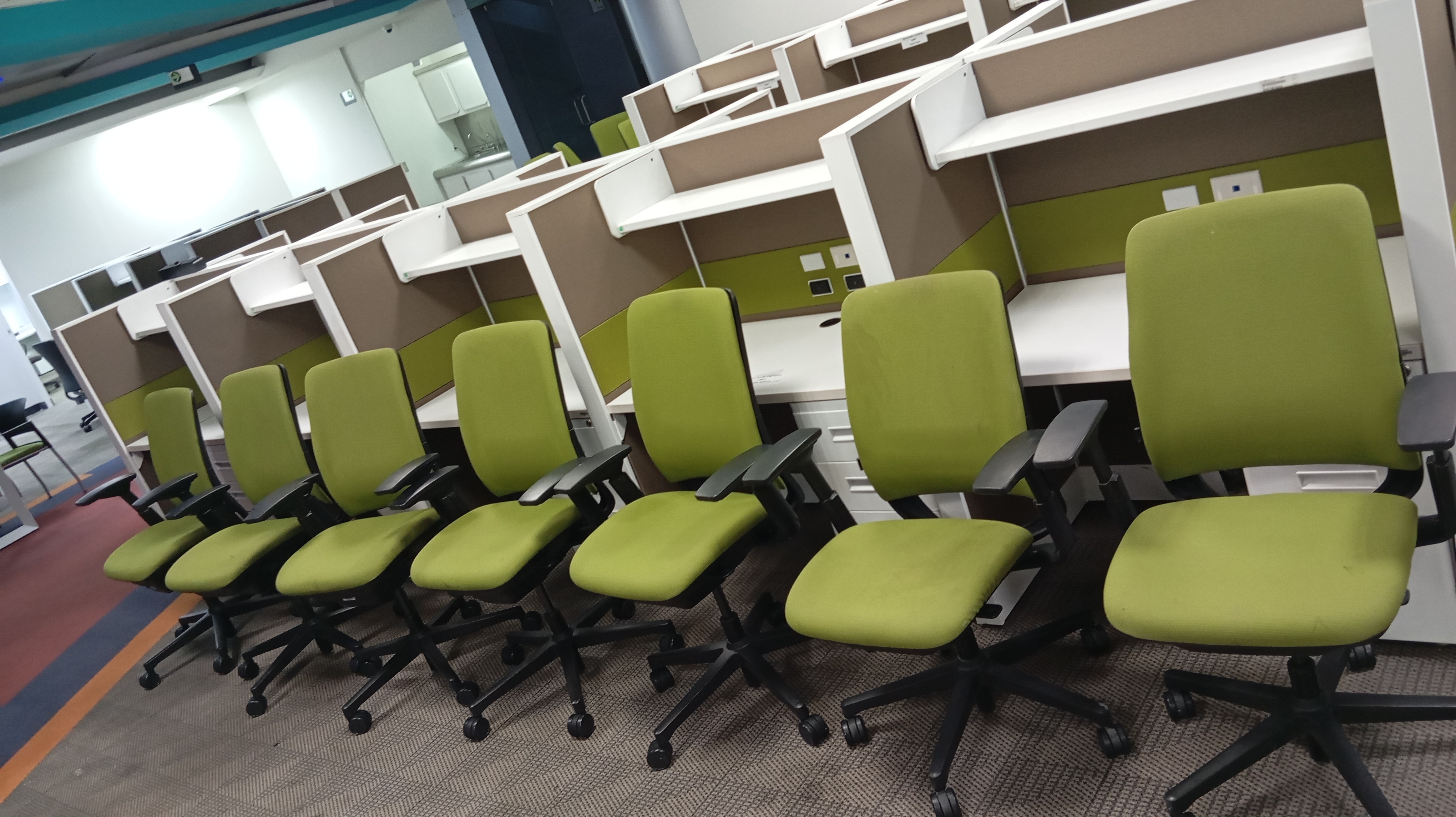 Sillas de oficina recién lavadas